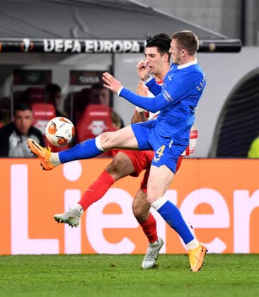 Fussball, Herren, Saison 2021 2022, Europa League (Halbfinale, Hinspiel), RB Leipzig - Glasgow Rangers, John Lundstram (vorn, Glasgow Rangers), Dominik Szoboszlai (RB Leipzig), 28.04. 2022, Copyright: xSebastianxRäppold MatthiasxKochx