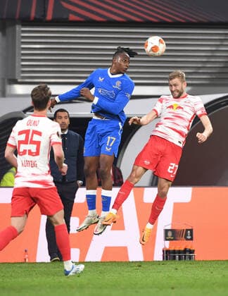 Fussball, Herren, Saison 2021 2022, Europa League (Halbfinale, Hinspiel), RB Leipzig - Glasgow Rangers, v. l. Dani Olmo (RB Leipzig), Joe Aribo (Glasgow Rangers), Konrad Laimer (RB Leipzig), 28.04. 2022, Copyright: xSebastianxRäppold MatthiasxKochx