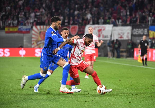 Fussball, Herren, Saison 2021 2022, Europa League (Halbfinale, Hinspiel), RB Leipzig - Glasgow Rangers, v. l. Connor Goldson (Glasgow Rangers), Christopher Nkunku (RB Leipzig), 28.04. 2022, Copyright: xSebastianxRäppold MatthiasxKochx