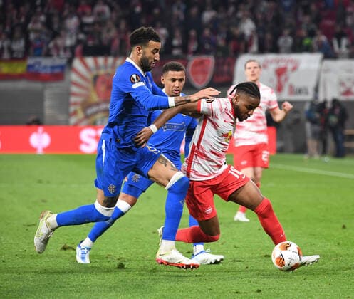 Fussball, Herren, Saison 2021 2022, Europa League (Halbfinale, Hinspiel), RB Leipzig - Glasgow Rangers, v. l. Connor Goldson (Glasgow Rangers), Christopher Nkunku (RB Leipzig), 28.04. 2022, Copyright: xSebastianxRäppold MatthiasxKochx