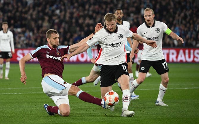 28.04.2022, xkvx, Fussball UEFA Europa League, West Ham United - Eintracht Frankfurt emspor, v.l. Tomas Soucek (West Ham United), Martin Hinteregger (Eintracht Frankfurt) zautz (DFL DFB REGULATIONS PROHIBIT ANY USE OF PHOTOGRAPHS as IMAGE SEQUENCES and or QUASI-VIDEO) London