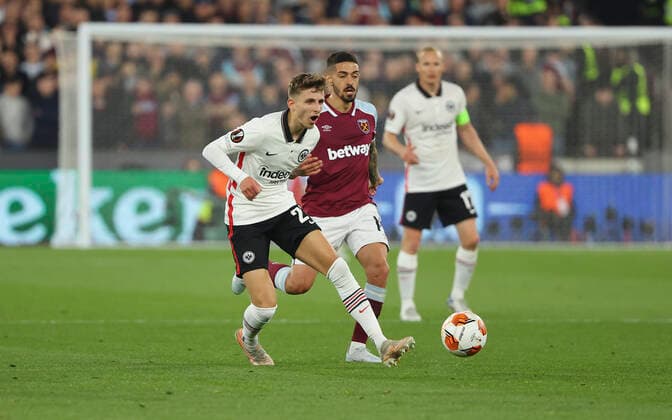 28.04.2022, Fussball UEFA Europa League Halbfinale, West Ham United - Eintracht Frankfurt, emonline, emspor, v.l., Jesper Lindström (Eintracht Frankfurt), Manuel Lanzini (West Ham United) DFL DFB REGULATIONS PROHIBIT ANY USE OF PHOTOGRAPHS AS IMAGE SEQUENCES AND OR QUASI-VIDEO. xdcx Copyright: HMBxMedia