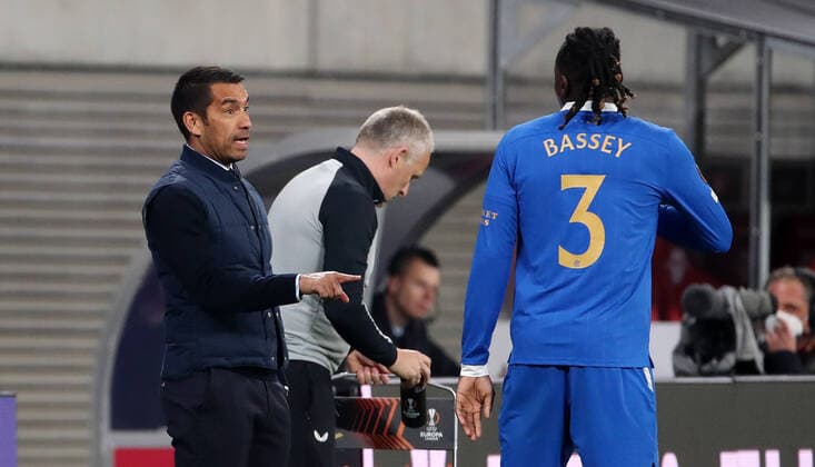 Trainer Giovanni van Bronckhorst, Calvin Bassey Fußball Fussball UEFA Euroleague Europa League UEL Halbfinale Hinspiel Herren Saison 2021 2022 28.04.2022 Rasen Ballsport RB Leipzig RBL vs. Glasgow Rangers FC DFL regulations prohibit any use of photographs as image sequences and or quasi-video.