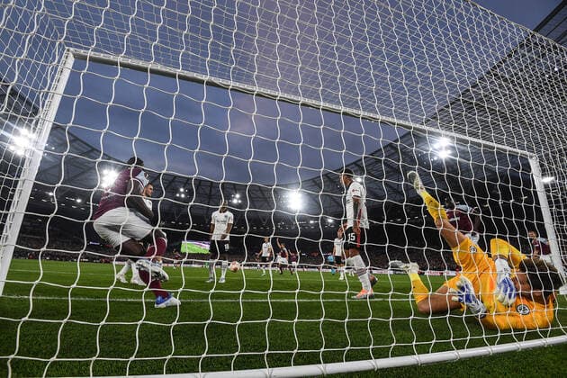 28.04.2022, xkvx, Fussball UEFA Europa League, West Ham United - Eintracht Frankfurt emspor, v.l. Declan Rice (West Ham United), Michail Antonio (West Ham United)l Kevin Trapp (Eintracht Frankfurt) Goal scored, erziehlt das Tor zum 1:1 (DFL DFB REGULATIONS PROHIBIT ANY USE OF PHOTOGRAPHS as IMAGE SEQUENCES and or QUASI-VIDEO) London
