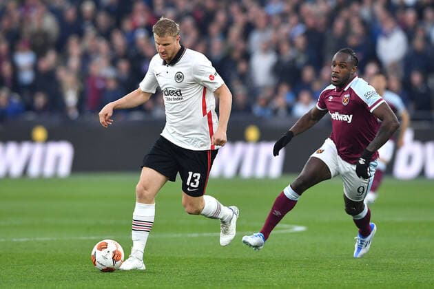 Fußball Europa League Halbfinale West Ham United - Eintracht Frankfurt am 28.04.2022 im Olympiastadion London in London Martin Hinteregger ( Frankfurt ), links - Michail Antonio ( West Ham ), rechts