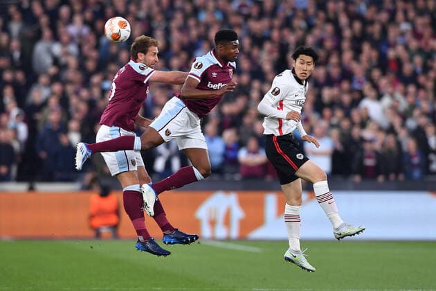 Fußball Europa League Halbfinale West Ham United - Eintracht Frankfurt am 28.04.2022 im Olympiastadion London in London Craig Dawson ( West Ham ), links - Ben Johnson ( West Ham ), mitte - Daichi Kamada ( Frankfurt ), rechts