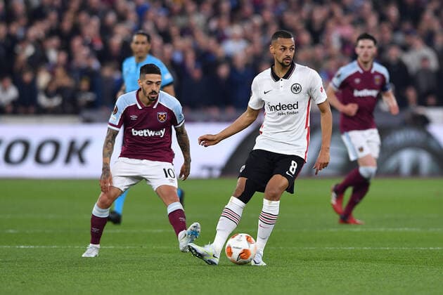 Fußball Europa League Halbfinale West Ham United - Eintracht Frankfurt am 28.04.2022 im Olympiastadion London in London Manuel Lanzini ( West Ham ), links - Djibril Sow ( Frankfurt ), rechts
