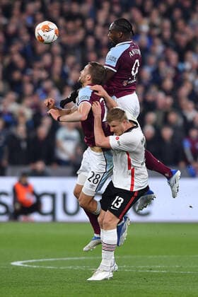 Fußball Europa League Halbfinale West Ham United - Eintracht Frankfurt am 28.04.2022 im Olympiastadion London in London Tomas Soucek ( West Ham ), links - Martin Hinteregger ( Frankfurt ), vorne - Michail Antonio ( West Ham ), oben