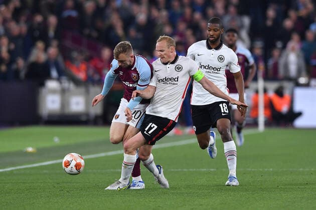 Fußball Europa League Halbfinale West Ham United - Eintracht Frankfurt am 28.04.2022 im Olympiastadion London in London Jarrod Bowen ( West Ham ), links - Sebastian Rode ( Frankfurt ), mitte - Almamy Toure ( Frankfurt ), rechts