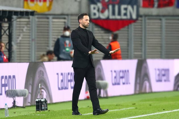 28.04.2022, xtgx, Fussball UEFA European League, RB Leipzig - Glasgow Rangers FC emspor, v.l. Domenico Tedesco (Leipzig, Trainer) gibt Anweisungen, gestikuliert mit den Armen, gesticulate, gives instructions (DFL DFB REGULATIONS PROHIBIT ANY USE OF PHOTOGRAPHS as IMAGE SEQUENCES and or QUASI-VIDEO) Leipzig