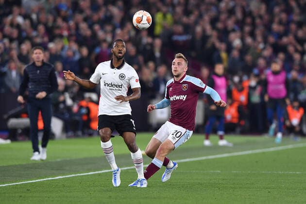 Fußball Europa League Halbfinale West Ham United - Eintracht Frankfurt am 28.04.2022 im Olympiastadion London in London Almamy Toure ( Frankfurt ), links - Jarrod Bowen ( West Ham ), rechts