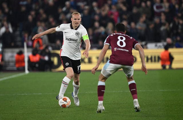 28.04.2022, xkvx, Fussball UEFA Europa League, West Ham United - Eintracht Frankfurt emspor, v.l. Sebastian Rode (Eintracht Frankfurt) Pablo Fornals (West Ham United) (DFL DFB REGULATIONS PROHIBIT ANY USE OF PHOTOGRAPHS as IMAGE SEQUENCES and or QUASI-VIDEO) London