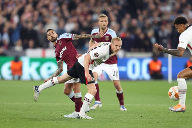 West Ham v Eintracht Frankfurt 28 April 2022, London - EUROPA League Football, Semi-Final, First leg - West Ham United v Eintracht Frankfurt - Manuel Lanzini of West Ham and Sebastian Rode of Eintracht Frankfurt - Photo: Charlotte Wilson Offside. London UK Copyright: xCharlottexWilsonx xOffsidexOffside