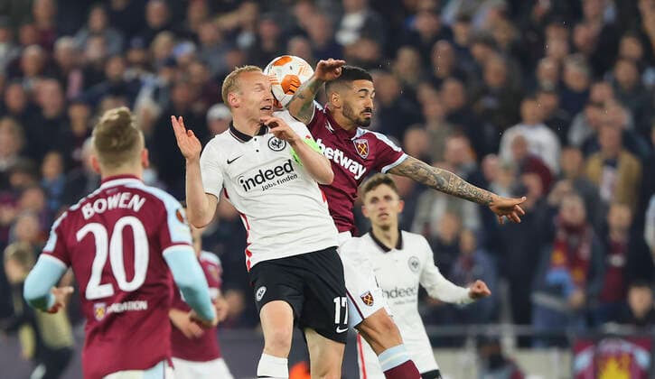 28.04.2022, Fussball UEFA Europa League Halbfinale, West Ham United - Eintracht Frankfurt, emonline, emspor, v.l., Sebastian Rode (Eintracht Frankfurt), Manuel Lanzini (West Ham United) DFL DFB REGULATIONS PROHIBIT ANY USE OF PHOTOGRAPHS AS IMAGE SEQUENCES AND OR QUASI-VIDEO. xdcx Copyright: HMBxMedia