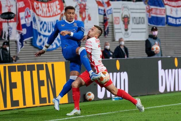 Leipzig, Deutschland 28. April 2022: Europa League - 2021 2022 - RB Leipzig vs. Glasgow Rangers im Zweikampf James Tavernier (Rangers FC) und Jose Angelino (RB Leipzig) Red Bull Stadion Sachsen Copyright: xFotostandx xMatybax