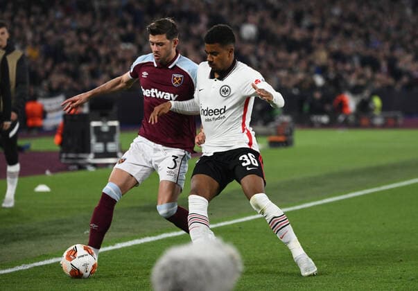 28.04.2022, xkvx, Fussball UEFA Europa League, West Ham United - Eintracht Frankfurt emspor, v.l. Aaron Cresswell (West Ham United), Ansgar Knauff (Eintracht Frankfurt) (DFL DFB REGULATIONS PROHIBIT ANY USE OF PHOTOGRAPHS as IMAGE SEQUENCES and or QUASI-VIDEO) London