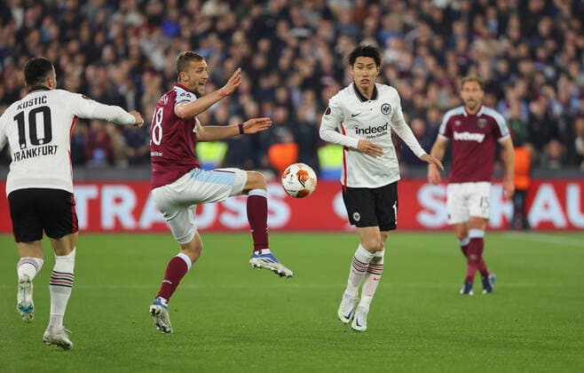 28.04.2022, Fussball UEFA Europa League Halbfinale, West Ham United - Eintracht Frankfurt, emonline, emspor, v.l., Tomas Soucek (West Ham United), Daichi Kamada (Eintracht Frankfurt) DFL DFB REGULATIONS PROHIBIT ANY USE OF PHOTOGRAPHS AS IMAGE SEQUENCES AND OR QUASI-VIDEO. xdcx Copyright: HMBxMedia