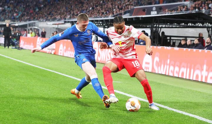 RB Leipzig - Glasgow Rangers 28.04.2022 Leipzig, 28.04.2022, Red Bull Arena, Fussball, UEFA Europa League, Halbfinale Hinspiel, RB Leipzig vs. Rangers FC Glasgow , Im Bild von links; John Lundstram (4, Rangers), Christopher Nkunku (18, RB Leipzig). , UEFA regulations prohibit any use of photographs as image sequences and or quasi-video.