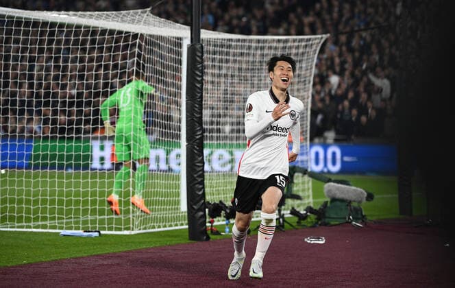 28.04.2022, xkvx, Fussball UEFA Europa League, West Ham United - Eintracht Frankfurt emspor, v.l. Daichi Kamada (Eintracht Frankfurt) celebrate the goal, Der Torjubel zum 1:2 (DFL DFB REGULATIONS PROHIBIT ANY USE OF PHOTOGRAPHS as IMAGE SEQUENCES and or QUASI-VIDEO) London