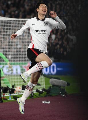 28.04.2022, xkvx, Fussball UEFA Europa League, West Ham United - Eintracht Frankfurt emspor, v.l. Daichi Kamada (Eintracht Frankfurt) celebrate the goal, Der Torjubel zum 1:2 (DFL DFB REGULATIONS PROHIBIT ANY USE OF PHOTOGRAPHS as IMAGE SEQUENCES and or QUASI-VIDEO) London