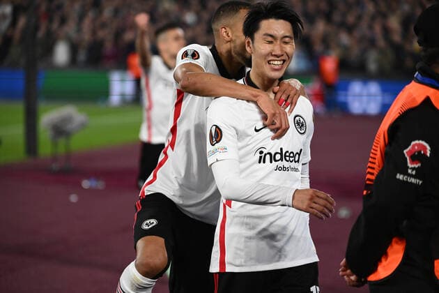28.04.2022, xkvx, Fussball UEFA Europa League, West Ham United - Eintracht Frankfurt emspor, v.l. Djibril Sow (Eintracht Frankfurt), Daichi Kamada (Eintracht Frankfurt) celebrate the goal, Der Torjubel zum 1:2 (DFL DFB REGULATIONS PROHIBIT ANY USE OF PHOTOGRAPHS as IMAGE SEQUENCES and or QUASI-VIDEO) London