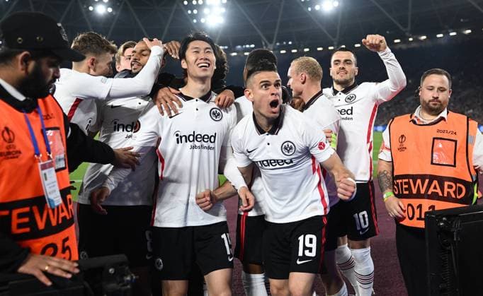 Sport Bilder des Tages 28.04.2022, xkvx, Fussball UEFA Europa League, West Ham United - Eintracht Frankfurt emspor, v.l. Daichi Kamada (Eintracht Frankfurt) , Rafael Borre, Rafael Santos Borre Maury (Eintracht Frankfurt) celebrate the goal, Der Torjubel zum 1:2 (DFL DFB REGULATIONS PROHIBIT ANY USE OF PHOTOGRAPHS as IMAGE SEQUENCES and or QUASI-VIDEO) London