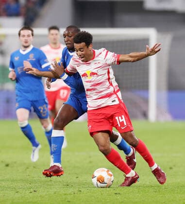 RB Leipzig - Glasgow Rangers 28.04.2022 Leipzig, 28.04.2022, Red Bull Arena, Fussball, UEFA Europa League, Halbfinale Hinspiel, RB Leipzig vs. Rangers FC Glasgow , Im Bild von vorn; Christopher Nkunku (18, RB Leipzig), Glen Kamara (18, Rangers). , UEFA regulations prohibit any use of photographs as image sequences and or quasi-video.