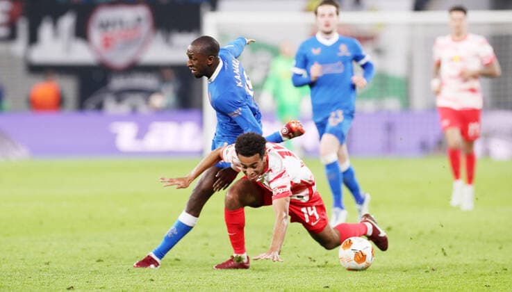RB Leipzig - Glasgow Rangers 28.04.2022 Leipzig, 28.04.2022, Red Bull Arena, Fussball, UEFA Europa League, Halbfinale Hinspiel, RB Leipzig vs. Rangers FC Glasgow , Im Bild von vorn; Christopher Nkunku (18, RB Leipzig), Glen Kamara (18, Rangers). , UEFA regulations prohibit any use of photographs as image sequences and or quasi-video.