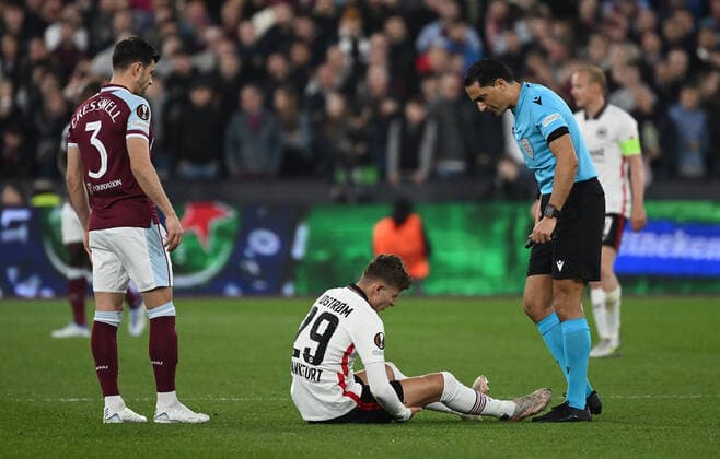 28.04.2022, xkvx, Fussball UEFA Europa League, West Ham United - Eintracht Frankfurt emspor, v.l. Aaron Cresswell (West Ham United), Jesper Lindström Lindstroem (Eintracht Frankfurt) verletzt, Verletzung, Schiedsrichter Serdar Gozubuyuk (DFL DFB REGULATIONS PROHIBIT ANY USE OF PHOTOGRAPHS as IMAGE SEQUENCES and or QUASI-VIDEO) London