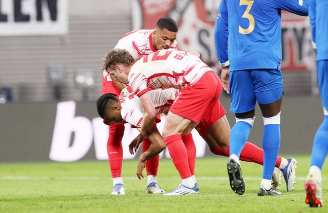 RB Leipzig - Glasgow Rangers 28.04.2022 Leipzig, 28.04.2022, Red Bull Arena, Fussball, UEFA Europa League, Halbfinale Hinspiel, RB Leipzig vs. Rangers FC Glasgow , Im Bild von links; Benjamin Henrichs (39, RB Leipzig), Christopher Nkunku (18, RB Leipzig), Dani Olmo (25, RB Leipzig) nach Nkunkus Chance. , UEFA regulations prohibit any use of photographs as image sequences and or quasi-video.
