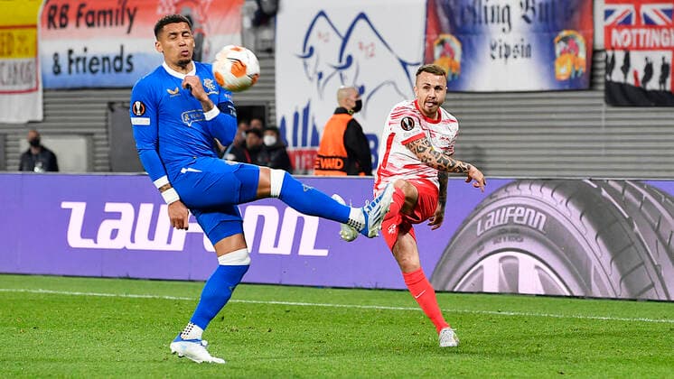 Fußball UEFA Europa League, Halbfinale, Hinspiel Saison 2021 2022, RB Leipzig vs. Glasgow Rangers (28.04.2022) Flanke Angelino (Linker Verteidiger RB Leipzig, Rueckennummer 3, 3) (re.) gegen James Tavernier (Rechter Verteidiger Glasgow Rangers, Rueckennummer 2) (li.) beim Spiel RB Leipzig gegen Glasgow Rangers (28.04.2022) Leipzig Sachsen Deutschland Red Bull Arena