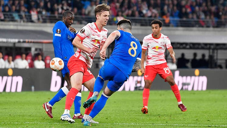 Fußball UEFA Europa League, Halbfinale, Hinspiel Saison 2021 2022, RB Leipzig vs. Glasgow Rangers (28.04.2022) Zweikampf um den Ball zwischen Dani Olmo (Offensives Mittelfeld RB Leipzig, Rueckennummer 25, 25) (Mitte) und Ryan Jack (Zentrales Mittelfeld Glasgow Rangers, Rueckennummer 8) (re.) beim Spiel RB Leipzig gegen Glasgow Rangers (28.04.2022) Leipzig Sachsen Deutschland Red Bull Arena
