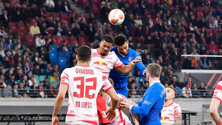 Fußball UEFA Europa League, Halbfinale, Hinspiel Saison 2021 2022, RB Leipzig vs. Glasgow Rangers (28.04.2022) Kopfballduell mit Benjamin Henrichs (Rechter Verteidiger RB Leipzig, Rueckennummer 39, 39) (li.) und Connor Goldson (Innenverteidiger Glasgow Rangers, Rueckennummer 6) (re.)beim Spiel RB Leipzig gegen Glasgow Rangers (28.04.2022) Leipzig Sachsen Deutschland Red Bull Arena