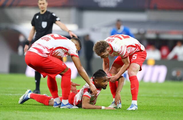 RB Leipzig - Glasgow Rangers 28.04.2022 Leipzig, 28.04.2022, Red Bull Arena, Fussball, UEFA Europa League, Halbfinale , RB Leipzig vs. Glasgow Rangers FC , Trost nach vergebener Torchance. Im Bild v.l.: Benjamin Henrichs (39, RB Leipzig), Christopher Nkunku (18, RB Leipzig) und Dani Olmo (25, RB Leipzig) , UEFA regulations prohibit any use of photographs as image sequences and or quasi-video ,