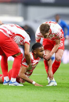 RB Leipzig - Glasgow Rangers 28.04.2022 Leipzig, 28.04.2022, Red Bull Arena, Fussball, UEFA Europa League, Halbfinale , RB Leipzig vs. Glasgow Rangers FC , Trost nach vergebener Torchance. Im Bild v.l.: Benjamin Henrichs (39, RB Leipzig), Christopher Nkunku (18, RB Leipzig) und Dani Olmo (25, RB Leipzig) , UEFA regulations prohibit any use of photographs as image sequences and or quasi-video ,