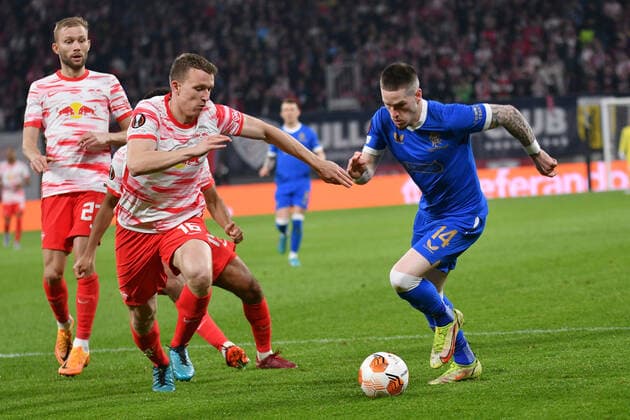 Ryan Kent (Glasgow Rangers) re., Lukas Klostermann (RB Leipzig) Mitte und Konrad Laimer (RB Leipzig) li., RB Leipzig vs. Glasgow Rangers, Fussball, Europa League, 28.04.2022 DFB DFL REGULATIONS PROHIBIT ANY USE OF PHOTOGRAPHS AS IMAGE SEQUENCES AND OR QUASI-VIDEO RB Leipzig vs. Glasgow Rangers, Fussball, Europa League, 28.04.2022 Leipzig Copyright: xBertxHarzer xEibner-Pressefotox