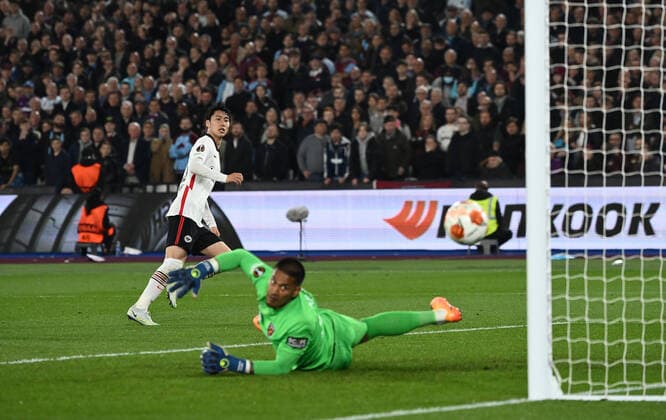 28.04.2022, xkvx, Fussball UEFA Europa League, West Ham United - Eintracht Frankfurt emspor, v.l. Daichi Kamada (Eintracht Frankfurt), Alphonse Areola (West Ham United) (DFL DFB REGULATIONS PROHIBIT ANY USE OF PHOTOGRAPHS as IMAGE SEQUENCES and or QUASI-VIDEO) London