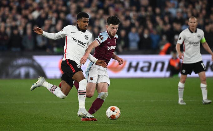28.04.2022, xkvx, Fussball UEFA Europa League, West Ham United - Eintracht Frankfurt emspor, v.l. Ansgar Knauff (Eintracht Frankfurt), Declan Rice (West Ham United) (DFL DFB REGULATIONS PROHIBIT ANY USE OF PHOTOGRAPHS as IMAGE SEQUENCES and or QUASI-VIDEO) London
