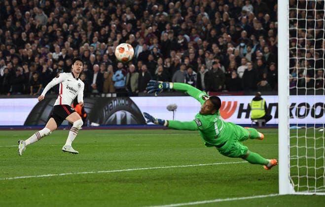 28.04.2022, xkvx, Fussball UEFA Europa League, West Ham United - Eintracht Frankfurt emspor, v.l. Daichi Kamada (Eintracht Frankfurt), Alphonse Areola (West Ham United) (DFL DFB REGULATIONS PROHIBIT ANY USE OF PHOTOGRAPHS as IMAGE SEQUENCES and or QUASI-VIDEO) London