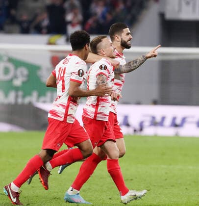 RB Leipzig - Glasgow Rangers 28.04.2022 Leipzig, 28.04.2022, Red Bull Arena, Fussball, UEFA Europa League, Halbfinale Hinspiel, RB Leipzig vs. Rangers FC Glasgow , Im Bild; Tor für RB Leipzig. Angeli–o Angelino (3, RB Leipzig) trifft zum 1:0 und jubelt mit den Teamkollegen. Tyler Adams (14, RB Leipzig), Josko Gvardiol (32, RB Leipzig). , UEFA regulations prohibit any use of photographs as image sequences and or quasi-video.