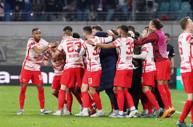 RB Leipzig - Glasgow Rangers 28.04.2022 Leipzig, 28.04.2022, Red Bull Arena, Fussball, UEFA Europa League, Halbfinale Hinspiel, RB Leipzig vs. Rangers FC Glasgow , Im Bild; Tor für RB Leipzig. Angeli–o Angelino (3, RB Leipzig) trifft zum 1:0 und jubelt mit den Teamkollegen. , UEFA regulations prohibit any use of photographs as image sequences and or quasi-video.