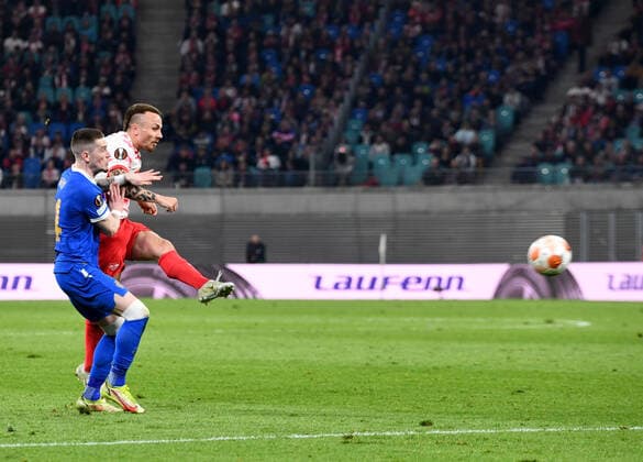Fussball, Herren, Saison 2021 2022, Europa League (Halbfinale, Hinspiel), RB Leipzig - Glasgow Rangers, v. l. Ryan Kent (Glasgow Rangers), Angelino (RB Leipzig) erzielt das Tor zum 1:0, 28.04. 2022, Copyright: xSebastianxRäppold MatthiasxKochx