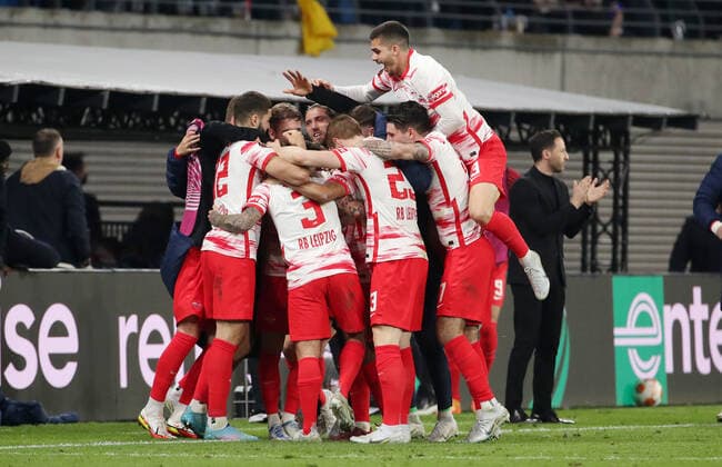 Angelino 1:0 jubelnd, Mannschaftsjubel Freude Emotion Jubel nach 1:0 Fußball Fussball UEFA Euroleague Europa League UEL Halbfinale Hinspiel Herren Saison 2021 2022 28.04.2022 Rasen Ballsport RB Leipzig RBL vs. Glasgow Rangers FC DFL regulations prohibit any use of photographs as image sequences and or quasi-video.