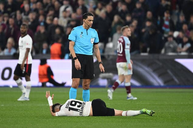 28.04.2022, xkvx, Fussball UEFA Europa League, West Ham United - Eintracht Frankfurt emspor, v.l. Rafael Borre, Rafael Santos Borre Maury (Eintracht Frankfurt) am Boden (DFL DFB REGULATIONS PROHIBIT ANY USE OF PHOTOGRAPHS as IMAGE SEQUENCES and or QUASI-VIDEO) London