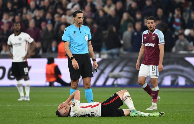 28.04.2022, xkvx, Fussball UEFA Europa League, West Ham United - Eintracht Frankfurt emspor, v.l. Rafael Borre, Rafael Santos Borre Maury (Eintracht Frankfurt) am Boden (DFL DFB REGULATIONS PROHIBIT ANY USE OF PHOTOGRAPHS as IMAGE SEQUENCES and or QUASI-VIDEO) London