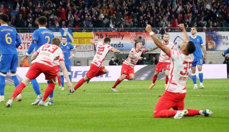 RB Leipzig - Glasgow Rangers 28.04.2022 Leipzig, 28.04.2022, Red Bull Arena, Fussball, UEFA Europa League, Halbfinale Hinspiel, RB Leipzig vs. Rangers FC Glasgow , Im Bild; Tor für RB Leipzig. Angeli–o Angelino (3, RB Leipzig) trifft zum 1:0 und jubelt mit den Teamkollegen. , UEFA regulations prohibit any use of photographs as image sequences and or quasi-video.