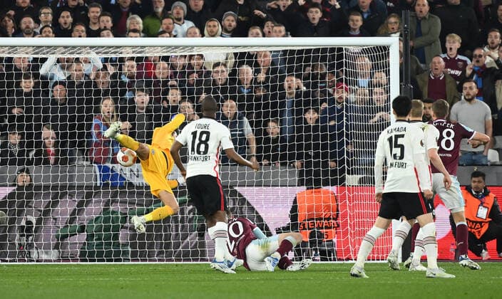 28.04.2022, xkvx, Fussball UEFA Europa League, West Ham United - Eintracht Frankfurt emspor, v.l. Kevin Trapp (Eintracht Frankfurt), Jarrod Bowen (West Ham United) (DFL DFB REGULATIONS PROHIBIT ANY USE OF PHOTOGRAPHS as IMAGE SEQUENCES and or QUASI-VIDEO) London