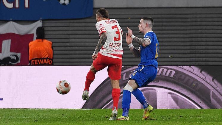 Fußball UEFA Europa League, Halbfinale, Hinspiel Saison 2021 2022, RB Leipzig vs. Glasgow Rangers (28.04.2022) Tor RB Leipzig durch Angelino (Linker Verteidiger RB Leipzig, Rueckennummer 3, 3) beim Spiel RB Leipzig gegen Glasgow Rangers (28.04.2022). Angelino (Linker Verteidiger RB Leipzig, Rueckennummer 3, 3) (li.) zieht gegen Ryan Kent (Linksaussen Glasgow Rangers, Rueckennummer 14) (tre.) ab und trifft ins Tor zum 1:0. Leipzig Sachsen Deutschland Red Bull Arena