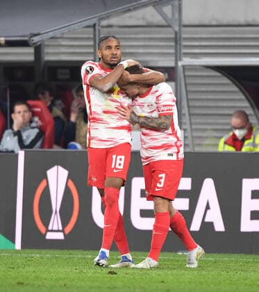 Fussball, Herren, Saison 2021 2022, Europa League (Halbfinale, Hinspiel), RB Leipzig - Glasgow Rangers, Leipziger Jubel nach Tor zum 1:0, v. l. Christopher Nkunku (RB Leipzig), Angelino (RB Leipzig), 28.04. 2022, Copyright: xSebastianxRäppold MatthiasxKochx