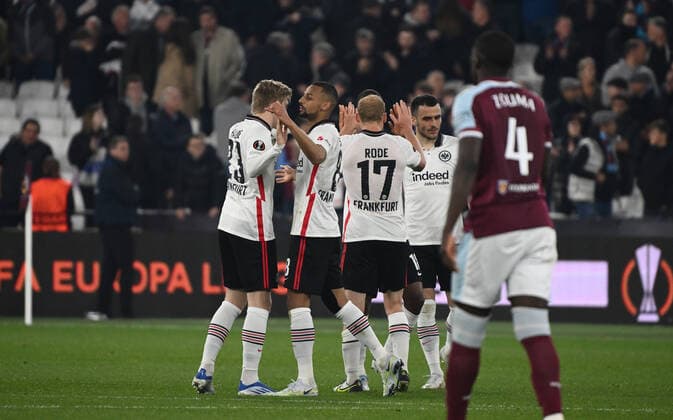 28.04.2022, xkvx, Fussball UEFA Europa League, West Ham United - Eintracht Frankfurt emspor, v.l. Jens Petter Hauge (Eintracht Frankfurt), Djibril Sow (Eintracht Frankfurt), Sebastian Rode (Eintracht Frankfurt), Filip Kostic (Eintracht Frankfurt) jubeln jubelt nach Spielende celebrate at the end of the match. (DFL DFB REGULATIONS PROHIBIT ANY USE OF PHOTOGRAPHS as IMAGE SEQUENCES and or QUASI-VIDEO) London